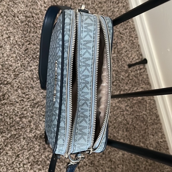 MICHAEL KORS SMALL, camera bag, signature pattern in sky blue w navy blue trim - Picture 3 of 5